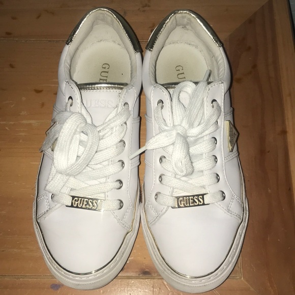 guess tennis shoes white